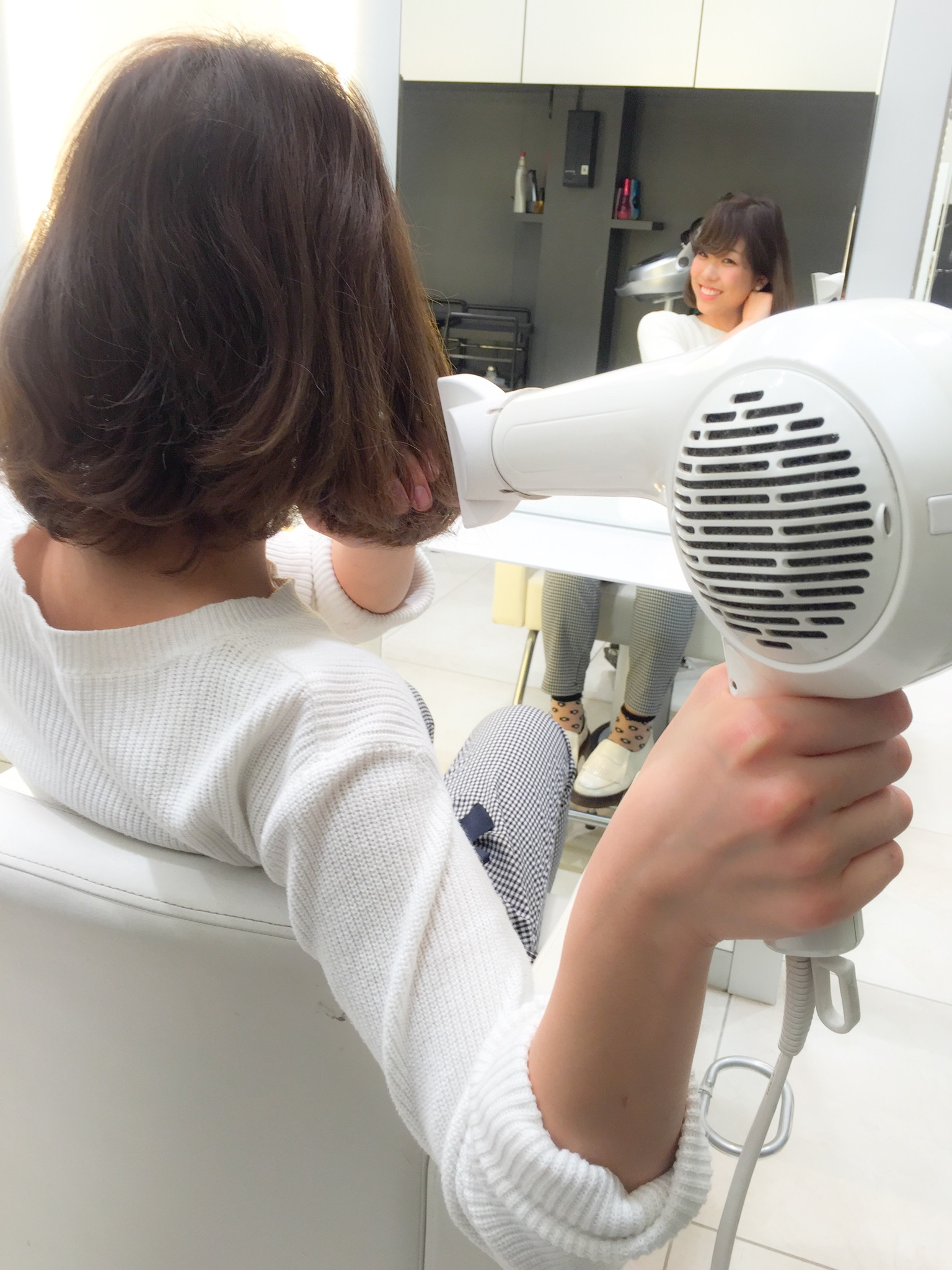 How To ハネない 簡単に内巻きにする乾かし方 Za Za Aoyama 美容院 美容室 ヘアサロンならza Za ザザ How To ハネない 簡単に内巻きにする乾かし方 Za Za Aoyama 美容院 美容室 ヘアサロンならza Za ザザ