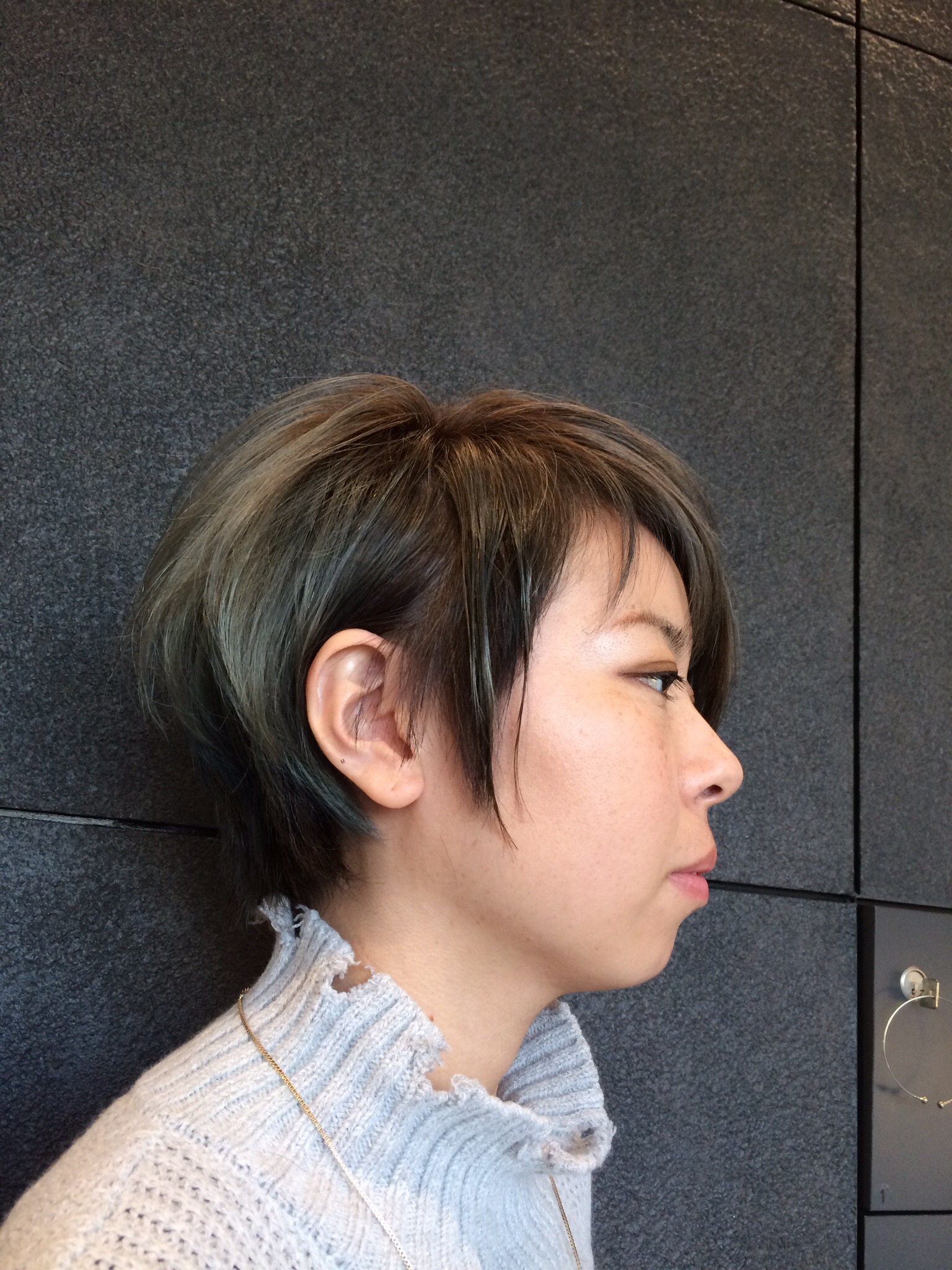 ヘアカラーで彩ります 1人のかっこいいお客様のアレンジをご覧ください Za Za Aoyama 美容院 美容室 ヘアサロンならza Za ザザ